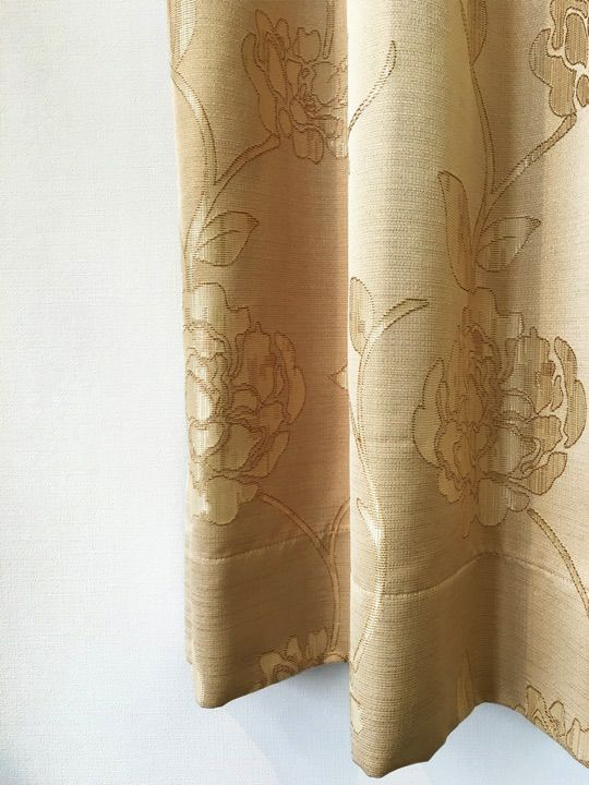 ゴールド＆花柄モチーフのカーテン