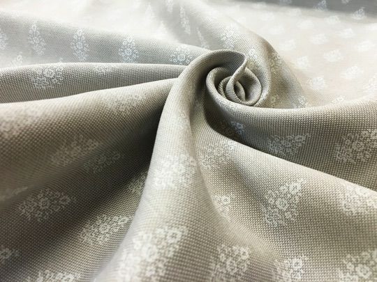 ベージュ＆白＆小花しずく状モチーフの遮光カーテン