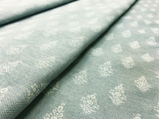 ブルー＆白＆小花しずく状モチーフの遮光カーテン