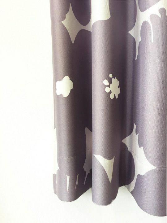 白＆パープル＆大きな花模様の北欧柄遮光カーテン