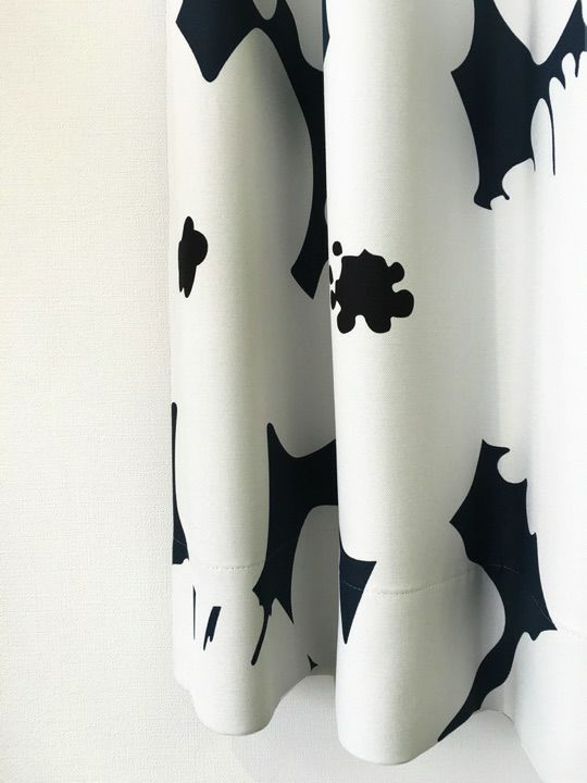 ネイビー＆白＆大きな花模様の北欧柄遮光カーテン