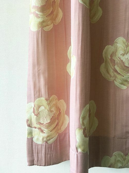 ピンク＆クリーム＆黄金色＆大柄花模様の風通ジャカード織カーテン
