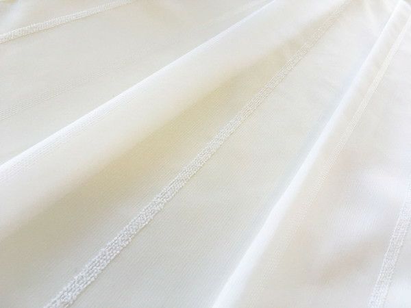 ホワイト＆縦ライン柄の遮熱レースカーテン