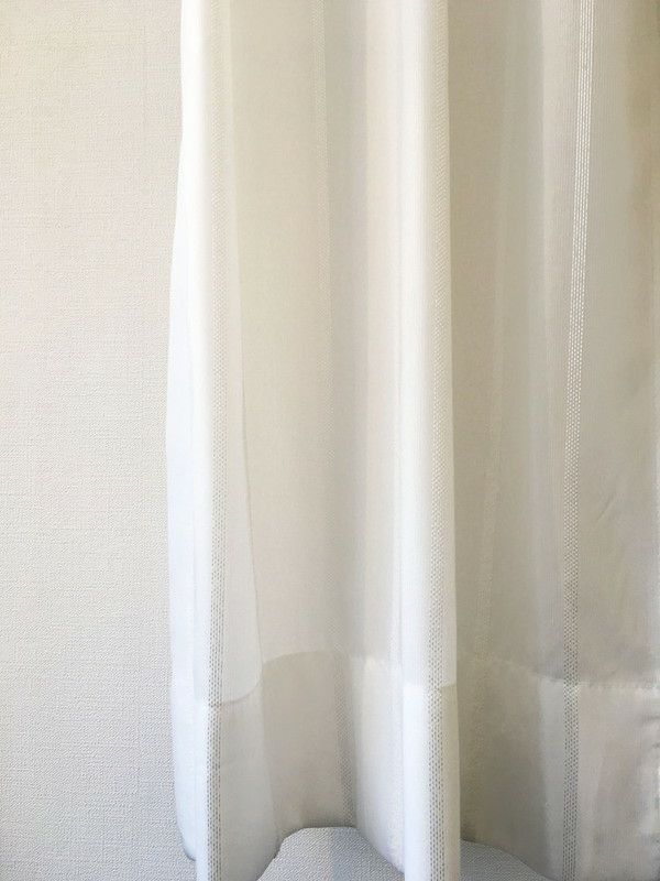ホワイト＆縦ライン柄の遮熱レースカーテン
