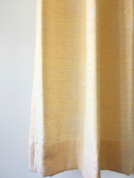 白＆オレンジ＆花模様のカーテン