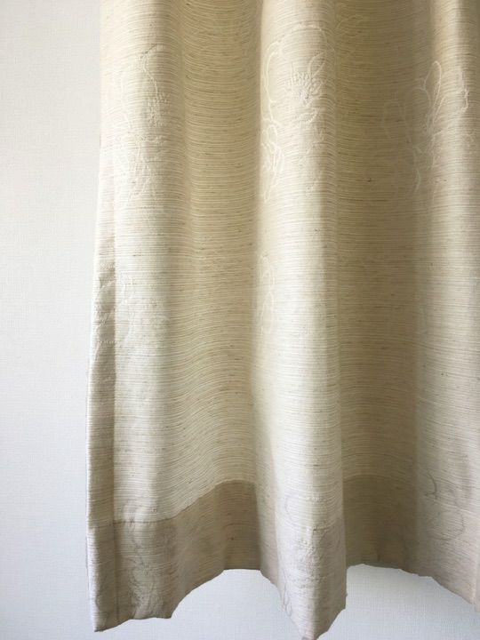 白＆アイボリー＆花模様のカーテン