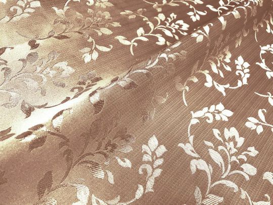 ピンクベージュ＆植物モチーフ柄の2級遮光カーテン