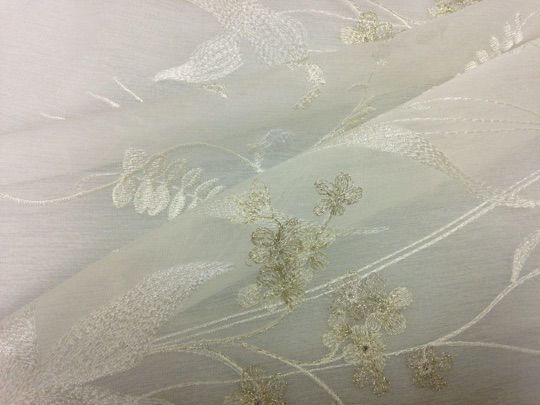 白＆ゴールドベージュ＆花柄刺繍デザインのプレミアムレースカーテン