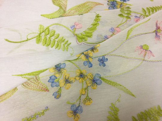 ブルー＆ピンク＆オレンジ＆花柄刺繍デザインのプレミアムレースカーテン