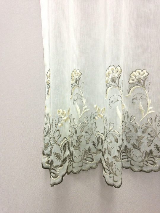 白＆カーキ＆花柄刺繍デザインのプレミアムレースカーテン