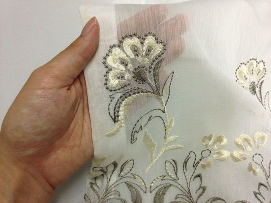 白＆カーキ＆花柄刺繍デザインのプレミアムレースカーテン